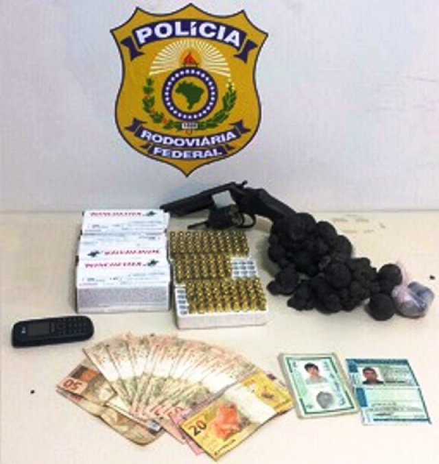 PRF prende dois e apreende caminhonete recheada com quase duas toneladas de drogas A arma, munições, bolas de haxixe, celular, dinheiro e documentos dos presos foram também levados para a DP de Nova Andradina (Foto: Jornal da Nova)