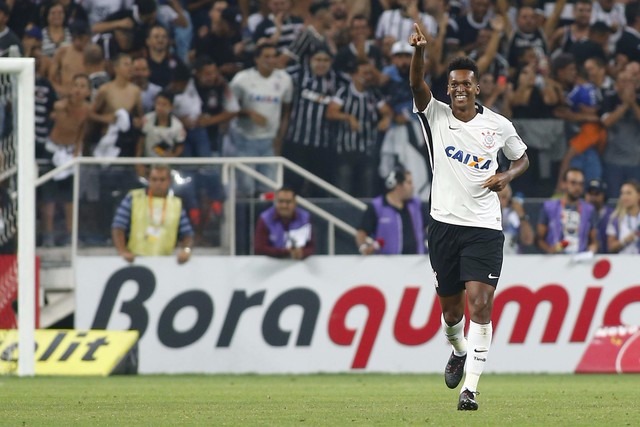 Jô fez o gol da vitória do Timão no Dérbi do Paulistão (Foto: Futura Press)
