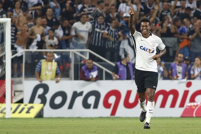 Dérbi dos invictos: Palmeiras e Corinthians duelam para sustentar invencibilidades Jô fez o gol da vitória do Timão no Dérbi do Paulistão (Foto: Futura Press)