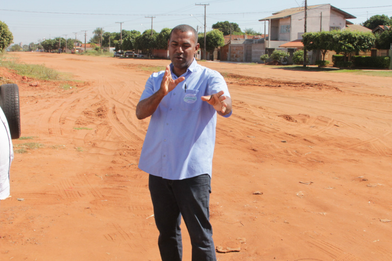 O empresário Agnaldo Cordeiro afirma que teve de gastar dinheiro para conservar a via em frente a sua empresa (Foto: Ricardo Ojeda)