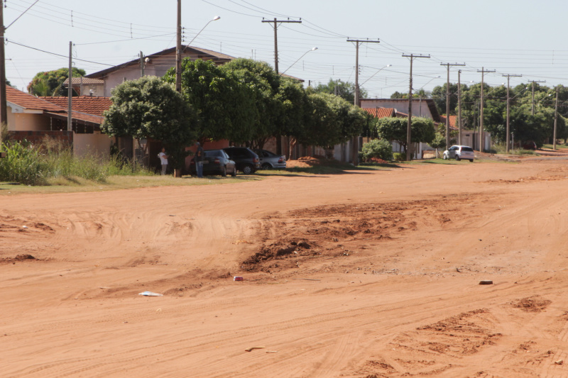 Em toda a extensão da avenida, os moradores reclamam da poeira e da sujeira no bairro (Foto: Ricardo Ojeda)