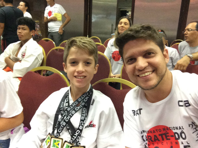 Juan Lucas ao lado do pai, Julierme Romero em uma competição. (Foto: Arquivo Pessoal)