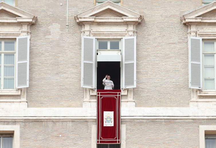 Papa Francisco pede a estudantes que deixem o vício do celular Papa Francisco disse que
