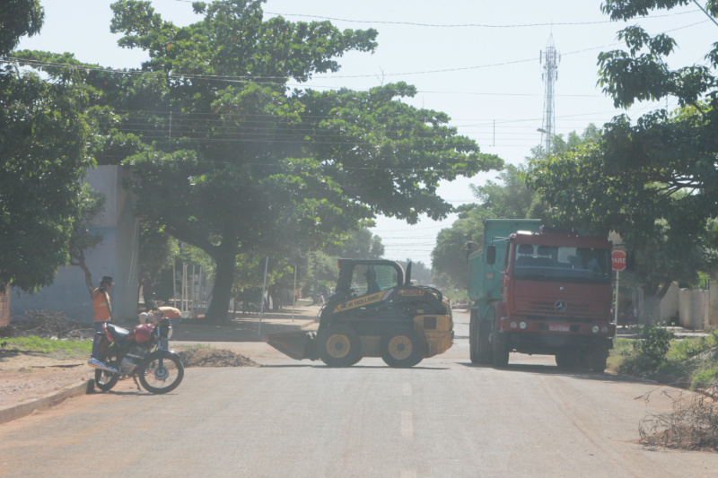 Operários de empresa de limpeza realiza serviço de roçada e coleta de mato e sujeira da rua (Foto: Ricardo Ojeda)