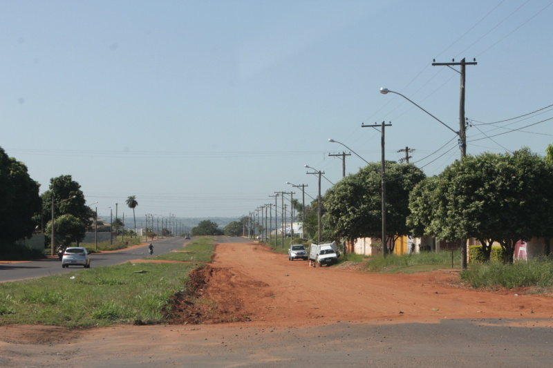 Comunidade convive com sujeira, mato e vias sem conservação Trecho da avenida Olyntho Mancini sem pavimentação asfáltica, prejudicando o trânsito (Foto: Ricardo Ojeda)