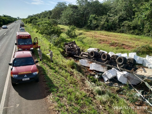 Carreta carregada de celulose tomba perto da ponte do Rio Sucuriú Foto: Divulgação