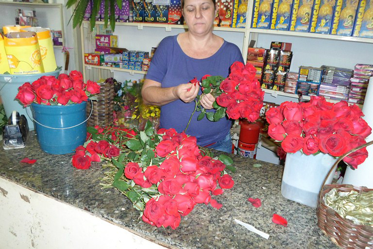 Flores foram os presentes mais apontados pelos filhos para presentear as mães, sogras e esposas (Foto: Léo Lima/Arquivo))