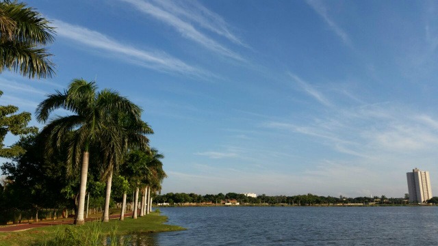 Poucas nuvens no céu, nesta manhã de sexta-feira. (Foto: Ricardo Ojeda)