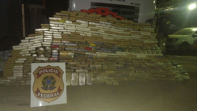 Em Ação Conjunta Policia Federal e PRF apreendem quase uma tonelada de cocaína e prendem dono do carregamento Foram retirados vários fardos com inúmeros tabletes de cocaína (pasta base e cloridrato), que somaram 889 kg da droga (Foto:Assessoria)
