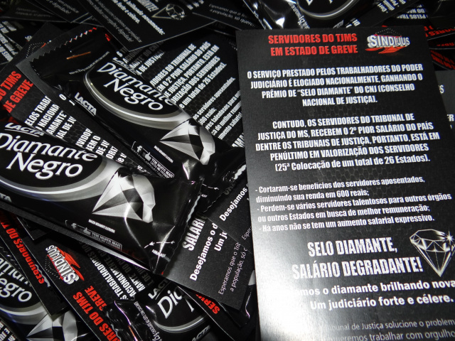 Servidores entregam chocolate Diamante Negro em alusão ao selo diamante do TJMS O protesto será em alusão à melhorias de salários e valorização dos servidores. (Foto: Divulgação)