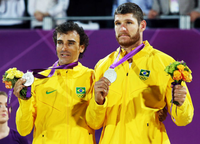 Alison e Emanuel terminaram o torneio olímpico em segundo lugar (Foto: Cleber Mendes/)
