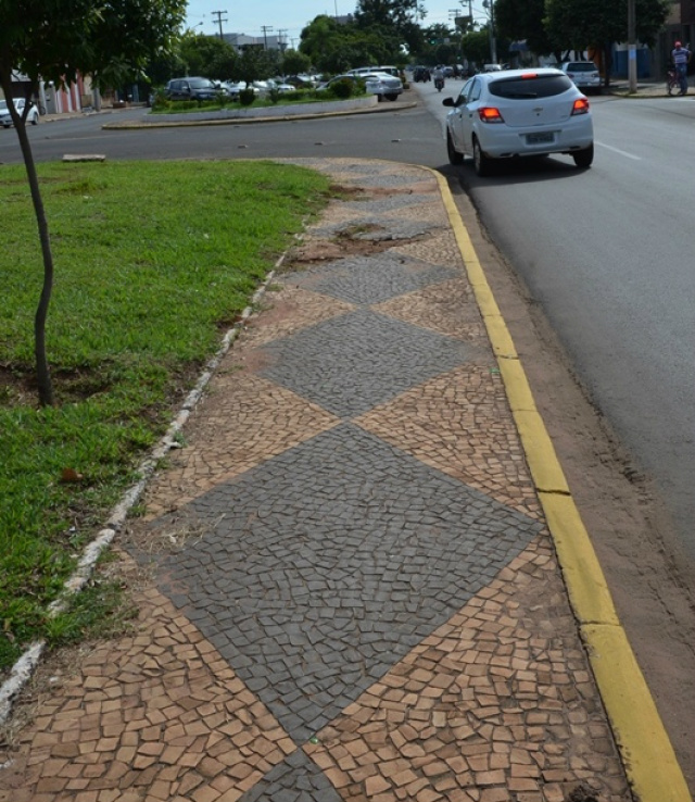 Desde a semana passada as calçadas já começaram a ser restaurados. (Foto: Divulgação)