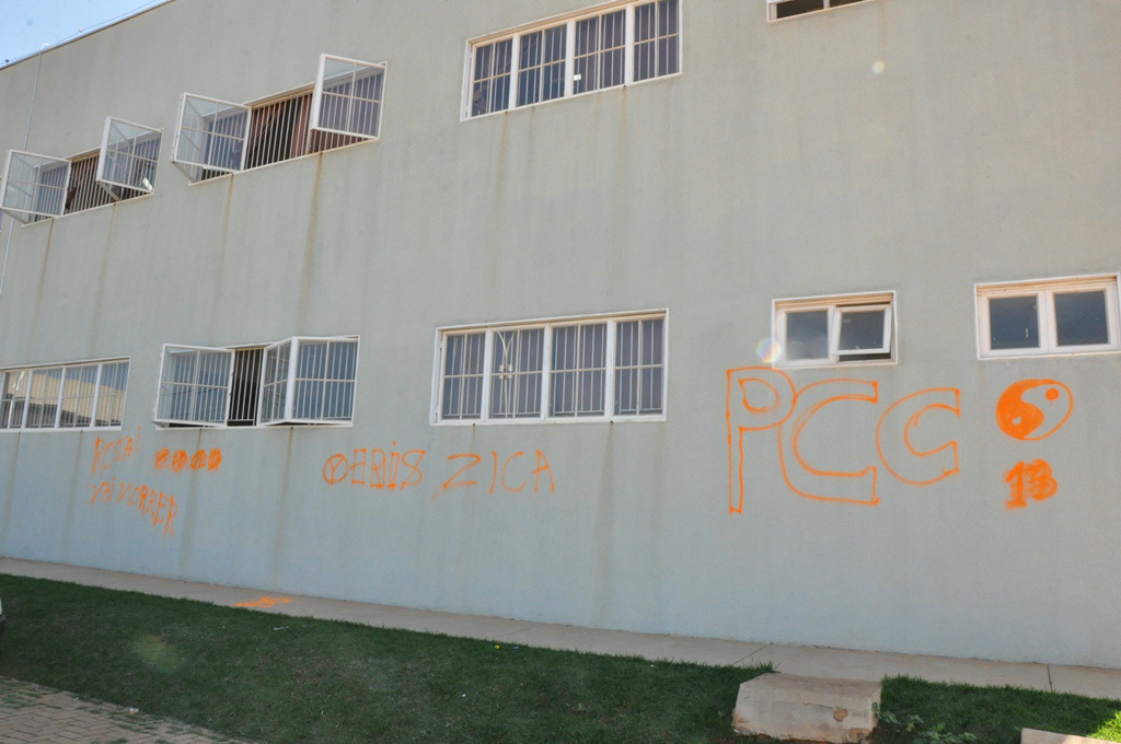 Após incêndio, mais uma escola é alvo de vandalismo em Três Lagoas As paredes da escola do bairro Vila Verde foram pichadas na madrugada desta terça-feira (Foto: Assessoria)