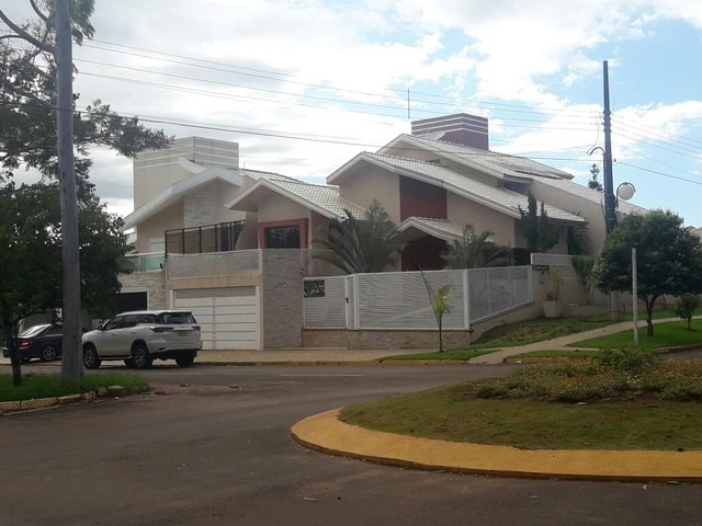 Dono de agência de turismo em MS é morto na frente do filho e suspeita é de execução Casa do empresário, onde ele foi executado MS (Foto: Carlos da Cruz/TV Morena)