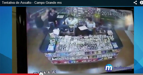 Segurança de posto de combustível é baleado por assaltante As imagens foram gravadas pelo circuito interno do posto de combustível e está sendo analisado pela polícia (Foto: Midiamax)