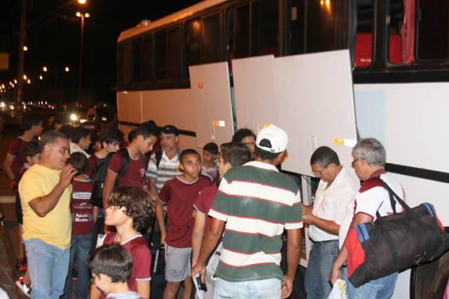 Os atletas do CTAF colocam as malas no bagageiro do ônibus e se preparam para o embarque rumo a São Paulo (Foto: Rodolfo Gomes)