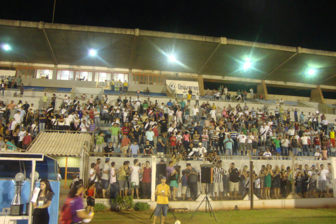 Carcará da Fronteira ergue a taça de Campeão da Série B Torcida do Carcará compareceu ao Madrugadão para apoir os jogadores, mas partida terminou sem gol (Foto: Ricardo Ojeda)