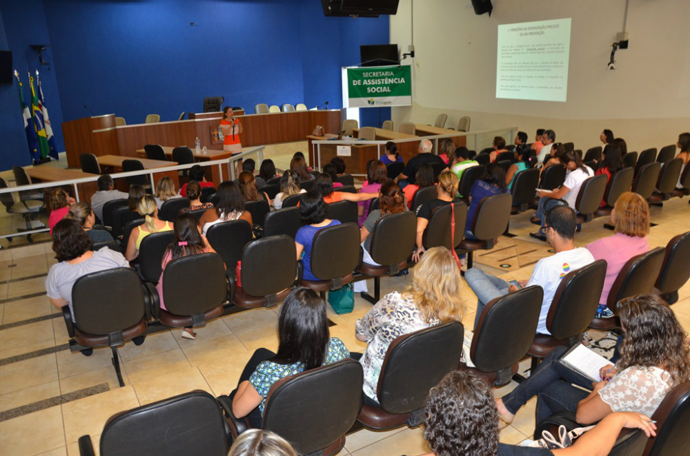 A temática foi exposta por uma equipe de profissionais da Rede de Proteção Especial, juntamente com o Ministério Público. (Foto: Assessoria)