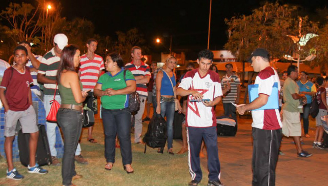 Comissão técnica, comandada pelo professor Tiago Paulista, checam a relação dos atletas antes do embarque no ônibus (Foto: Rodolfo Gomes)