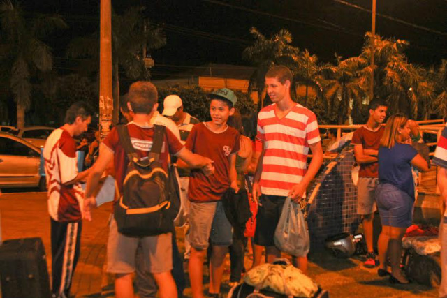 O entusiasmo da garotada antes do embarque era evidente; animados, os atletas se diziam esperanços de vitórias (Foto: Rodolfo gomes)