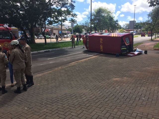 Ambulância do Corpo de Bombeiros tombou na avenida Mato Grosso (Foto: Graziela Rezende/ TV Morena)