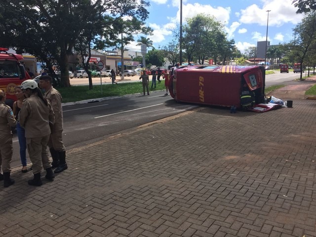 Ambulância dos bombeiros tomba em MS após ser atingida por carro e 4 são socorridos Ambulância do Corpo de Bombeiros tombou na avenida Mato Grosso (Foto: Graziela Rezende/ TV Morena)