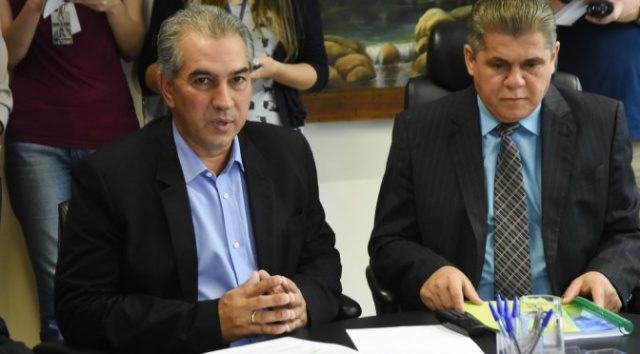 Pela primeira vez, governador entrega pessoalmente Balanço Geral do Estado aos conselheiros do TCE/MS Governador Azambuja durante a entrega dos documentos. (Foto: Divulgação)