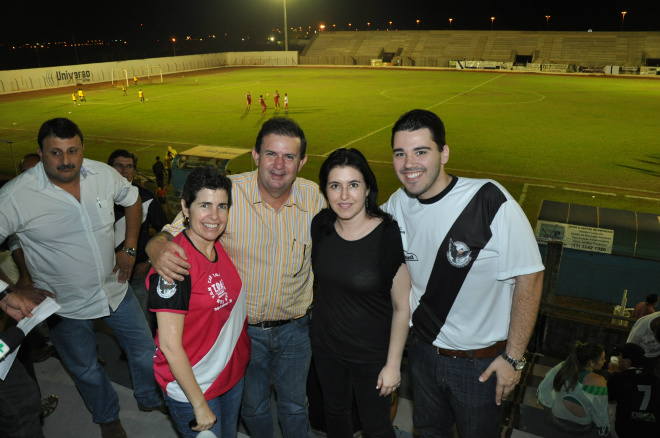 Simone Tebet e Eduardo Rocha prestigiam jogo do Misto no “Madrugadão” A vice-governadora de Mato Grosso do Sul, Simone Tebet (PMDB), o deputado estadual Eduardo Rocha (PMDB), a prefeita Márcia Moura (PMDB) e o vereador Antonio Luiz Teixeira Empke Júnior, o “Tonhão” (PPS), prestigiaram na noite deste sábado (13), a final do Campeonato Estadual Série B. (Foto:Assessoria de Comunicação)