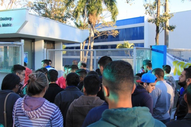 Com vagas em MS, governo confirma convocação de mil aprovados na PF Candidatos chegando para a prova em 2018 aqui em Campo Grande. (Foto: Marina Pacheco)