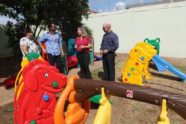 Assim como ocorreu no ato da entrega, estavam representando a empresa o gerente geral, Maurício Henriques, e o líder do Comitê Social da indústria, Eliezer Araújo (Foto/Assessoria)