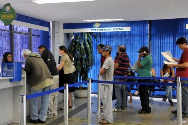 Governo convoca 94 mil segurados do INSS para revisão do benefício A marcação das perícias deve ser feita por meio do telefone 135. (Foto: Antonio Cruz/Agência Brasil)