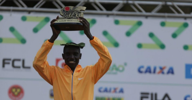 Stanley Biwott com o troféu da São Silvestre. Foi a sua primeira vitória na prova. (Foto: Danilo Verpa/Folhapress)