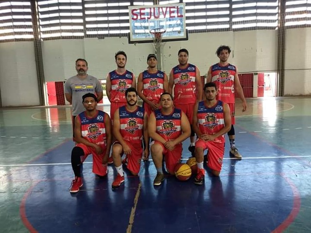  A direção da SEJUVEL ousou e inovou na abertura com a grandiosa apresentação do Grupo Ginasloucos, atletas que unem acrobacias com enterradas de basquete (Foto/Assessoria0