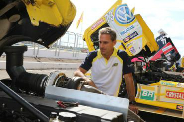 Felipe Giaffone (MAN Latin América) atento aos mínimos detalhes do seu caminhão. (Foto: Divulgação)