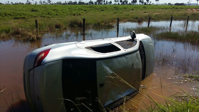 Carro sai da pista, capota e deixa três pessoas feridas na BR-267 Carro foi parar em uma poça d'água às margens da rodovia. (Foto: Divulgação)