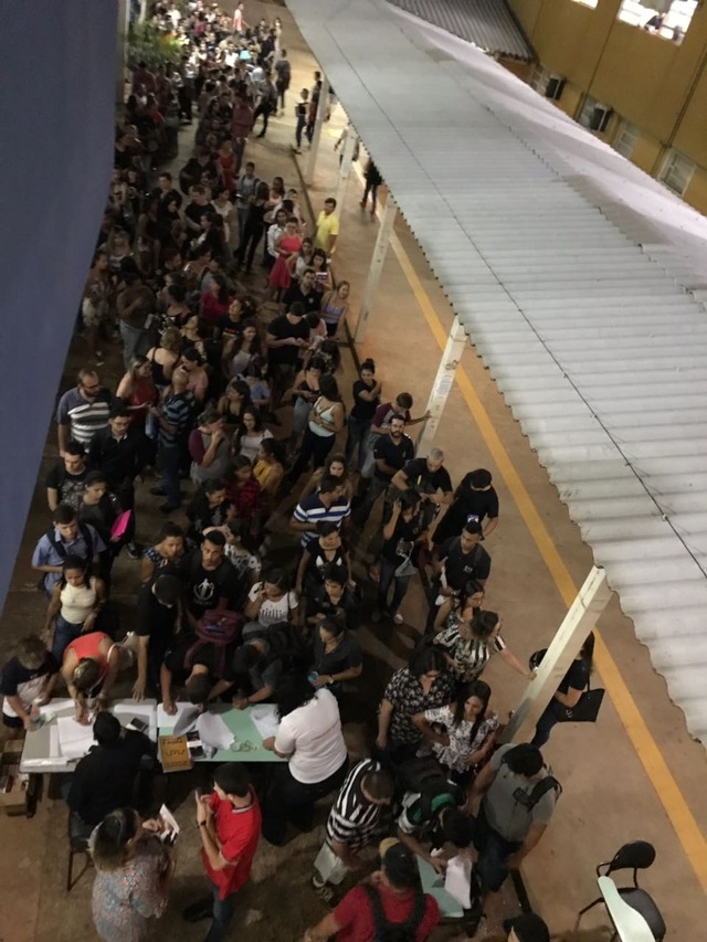 Além do anfiteatro lotado, uma grande fila se formou nos corredores da faculdade (Foto: Divulgação)