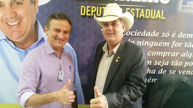 Silas e Guerreiro se unem para resolver problemas das estradas em Água Clara O prefeito Silas e o deputado Guerreiro, unidos em favor do desenvolvimento de Água Clara (Foto: Paulo Rezende/Perfil News)