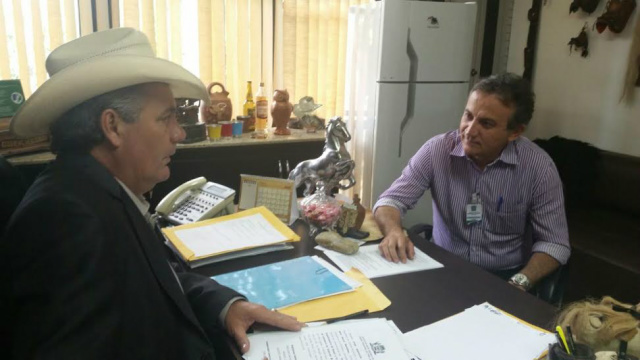 Silas e Guerreiro se unem para resolver problemas das estradas em Água Clara O deputado Guerreiro recebe o prefeito Silas, em seu gabinete na Assembleia Legislativa de MS (Foto: Paulo Rezende/Perfil News)