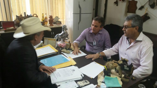 Silas e Guerreiro se unem para resolver problemas das estradas em Água Clara A reunião de Guerreiro e Silas contou com a presença do jornalista Ricardo Ojeda (Foto: Paulo Rezende/Perfil News)
