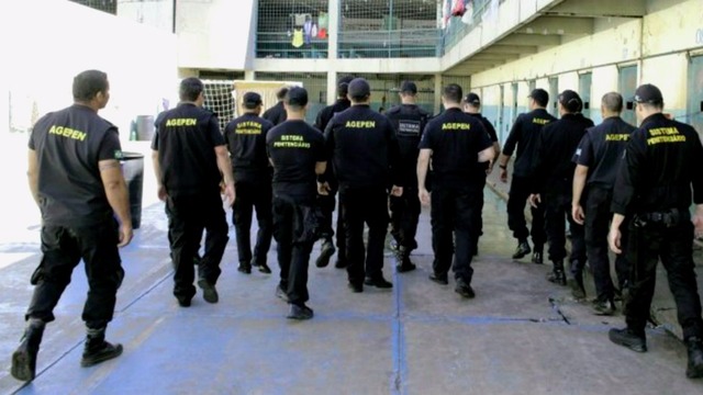 Para defesa pessoal, agente penitenciário de MS poderá comprar e portar arma fora do horário de trabalho Portaria da Agepen autoriza agentes penitenciários estaduais a comprarem e terem porte de arma para defesa pessoal (Foto: João Garrigó/Sejusp)