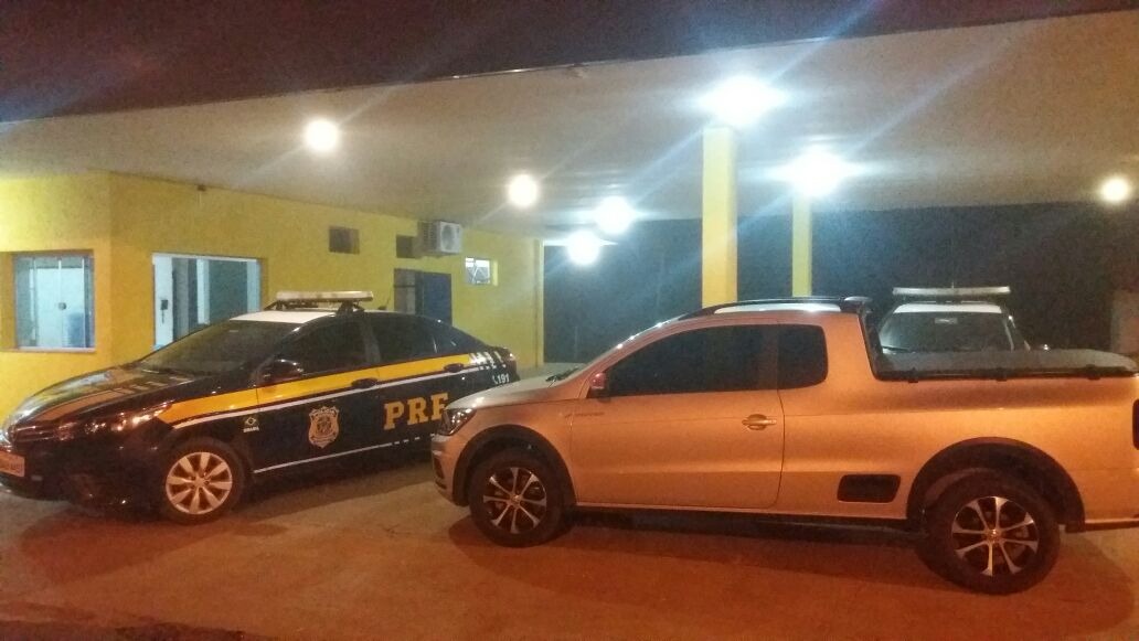 Durante checagem, foi constatado que as placas eram “falsas” e o carro possuía registro de furto em Goiânia (GO). (Foto: Divulgação/ PRF)