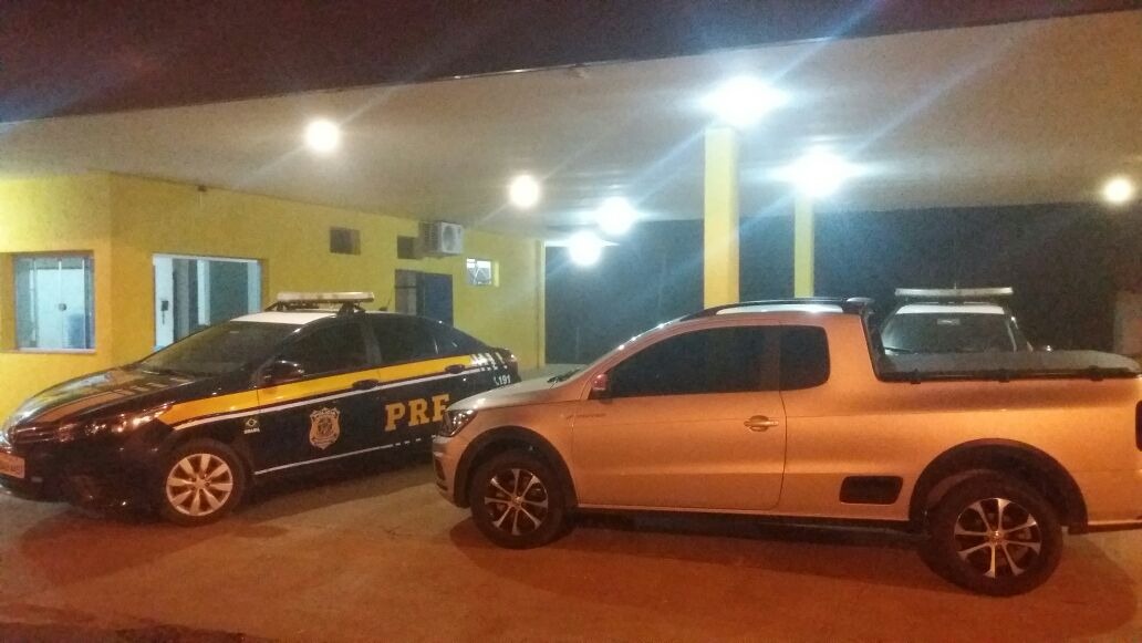 Veículo roubado em Goiânia é recuperado pela PRF Durante checagem, foi constatado que as placas eram “falsas” e o carro possuía registro de furto em Goiânia (GO). (Foto: Divulgação/ PRF)