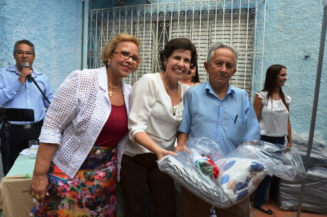 Primeiras unidades de cobertores foram entregues a 90 idosos. (Foto:Divulgação/Assecom)
