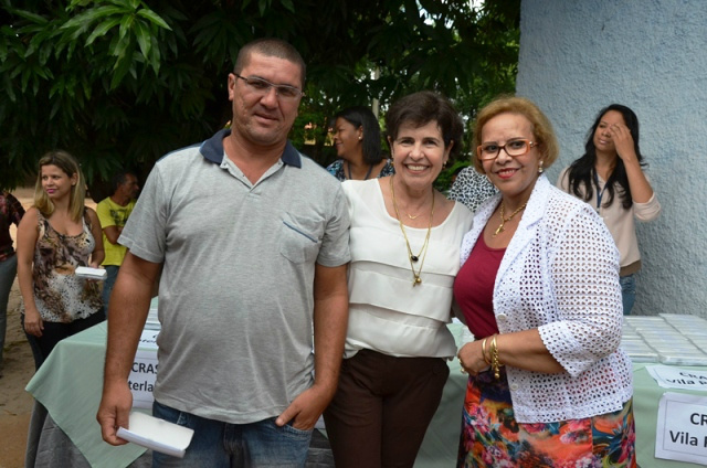 Entrega de óculos e de agasalhos foi na Secretaria Municipal de Assistência Social. (Foto:Divulgação/Assecom)
