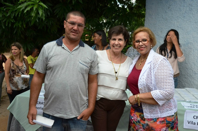 Prefeita entrega óculos, uniformes e cobertores a assistidos dos CRAS Entrega de óculos e de agasalhos foi na Secretaria Municipal de Assistência Social. (Foto:Divulgação/Assecom)