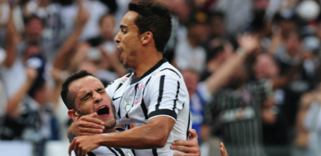 Corinthians perdeu Jadson e corre o risco de perder Elias e Renato Augusto. (Foto: Divulgação)