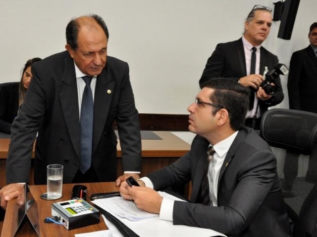 Projeto de Lei proíbe cobrança de taxa na venda de ingressos pela internet Deputado Zé Teixeira (DEM), autor do projeto, ao lado de Jamilson Name (PDT), durante sessão (Foto: Assessoria/ALMS)