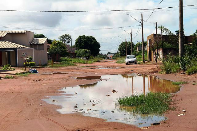 Operação tapa buracos sempre aparece na pauta de reivindicações Roçadas, patrolamento e operação tapa buracos são pedidos constantes dos vereadores. (Foto:Divulgação/Imprensa)