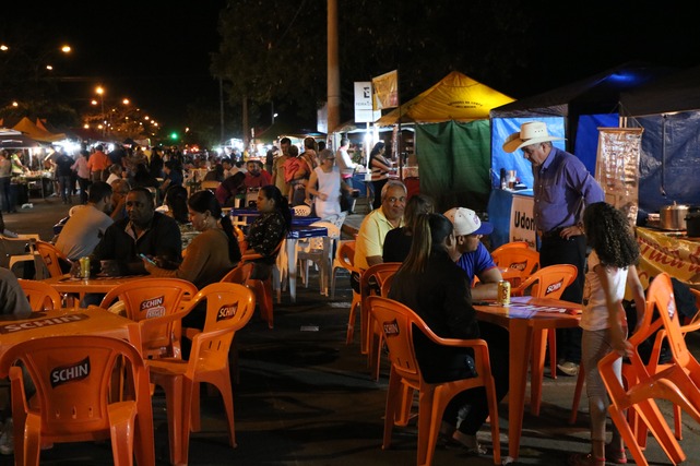 Feira Noturna tem edição especial na quinta (20) Feira Noturna tem barracas tradicionais de frutas, legumes e temperos e também as barracas gastronômicas. Foto: Divulgação