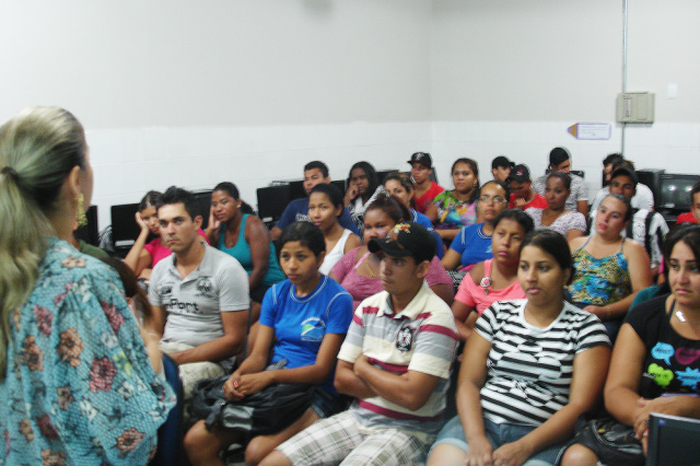 Caravana de divulgação dos cursos a distância do Senai chega a Coxim Já o professor da Escola Clarice Rondon dos Santos, Marcos de Almeida, destacou que a procura por cursos de qualificação tem sido crescente (Foto: Divulgação/Assecom)